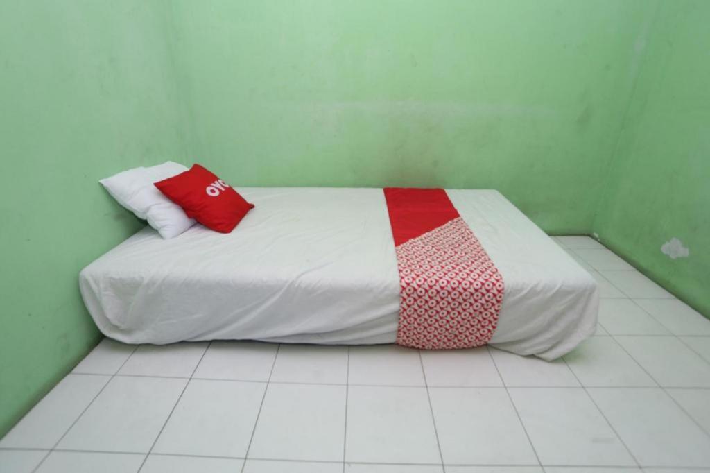 Spot On 94166 Kost Bunda Syariah Hotel Bekasi Exterior photo